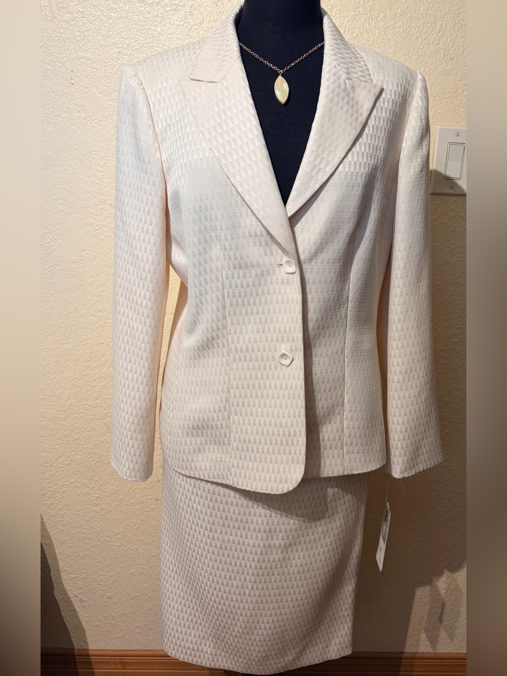 Vintage Jones Wear Ivory Textured 2-Piece Skirt Suit Set – Size 12